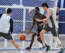 深圳男篮关键时刻调整名单冲刺阶段休斯敦火箭备战意大利杯，里程碑夜尼斯手感冰凉看傻球迷