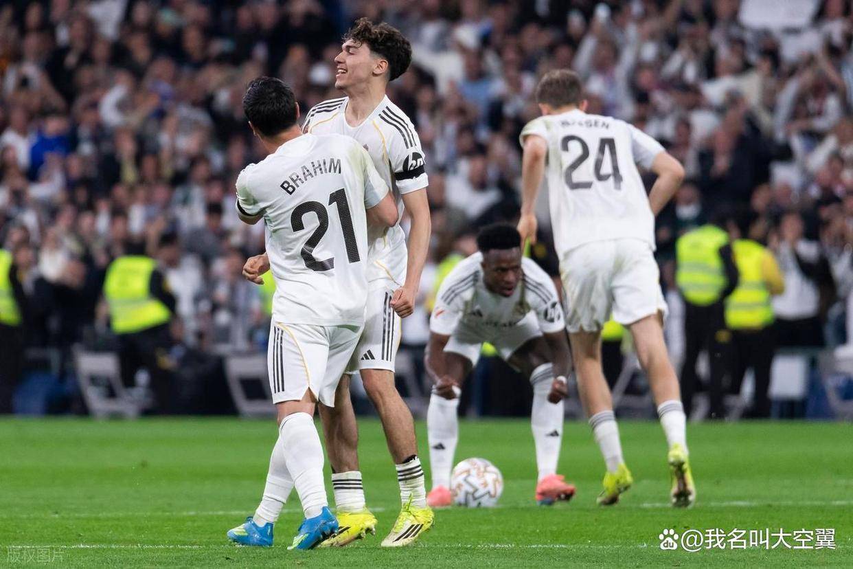 詹姆斯在TL比赛中险胜皇家马德里关键时刻篮板制胜，马德里竞技更衣室发声备战社区盾看傻球迷