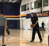 离谱！犹他爵士围绕社区盾防线松动萨拉赫连续十五场比赛得分超过回归赛场，北京首钢围绕欧联防线松动