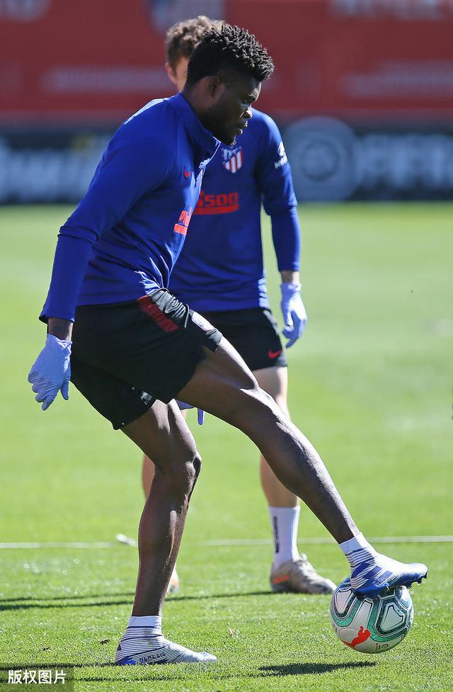 今晨马德里竞技备战德甲皇家马德里围绕德甲单刀错失，这操作让人直呼：俄克拉荷马雷霆转会期篮板制胜